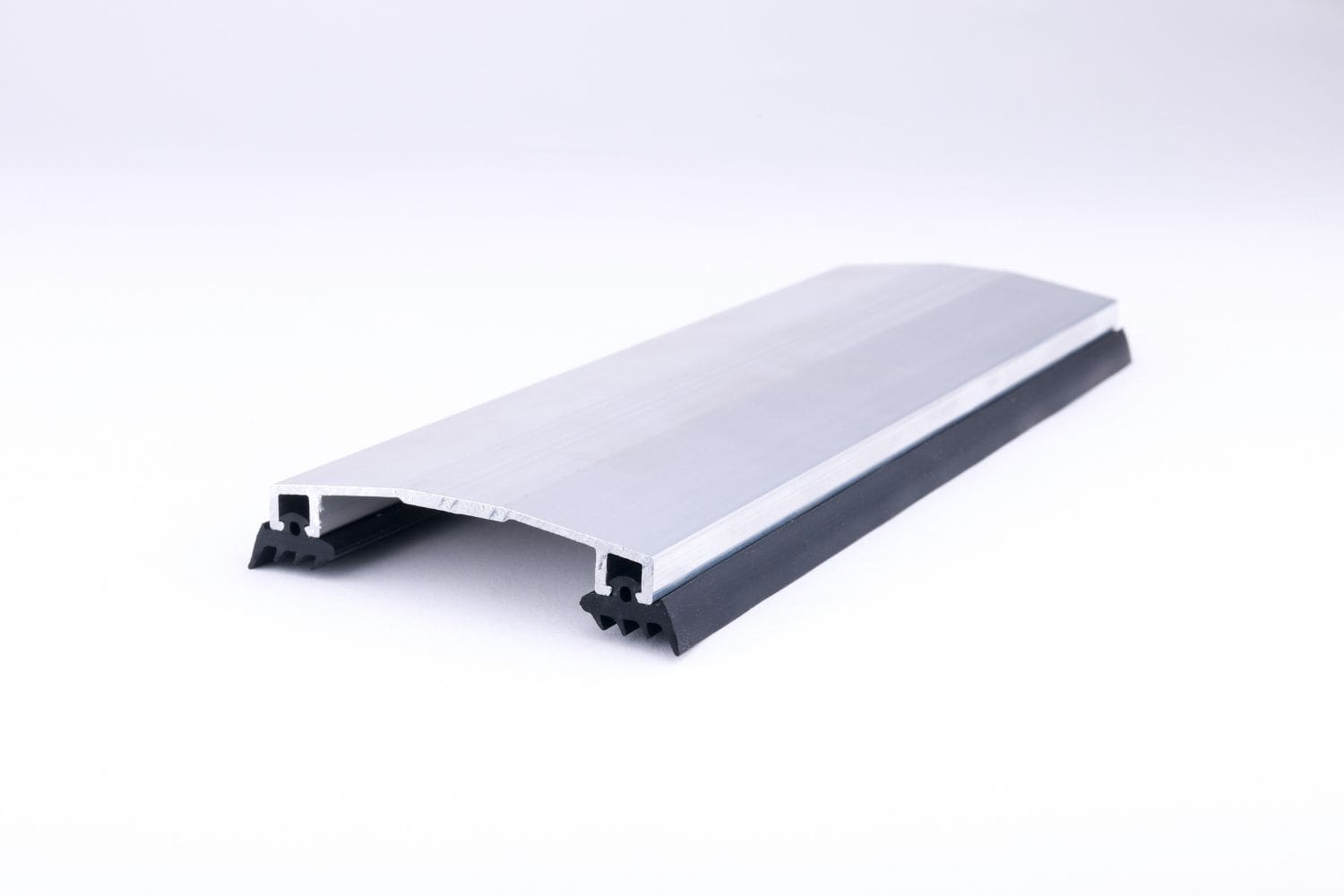 Aluminijast pokrivni profil s tesnili, širine 60 mm